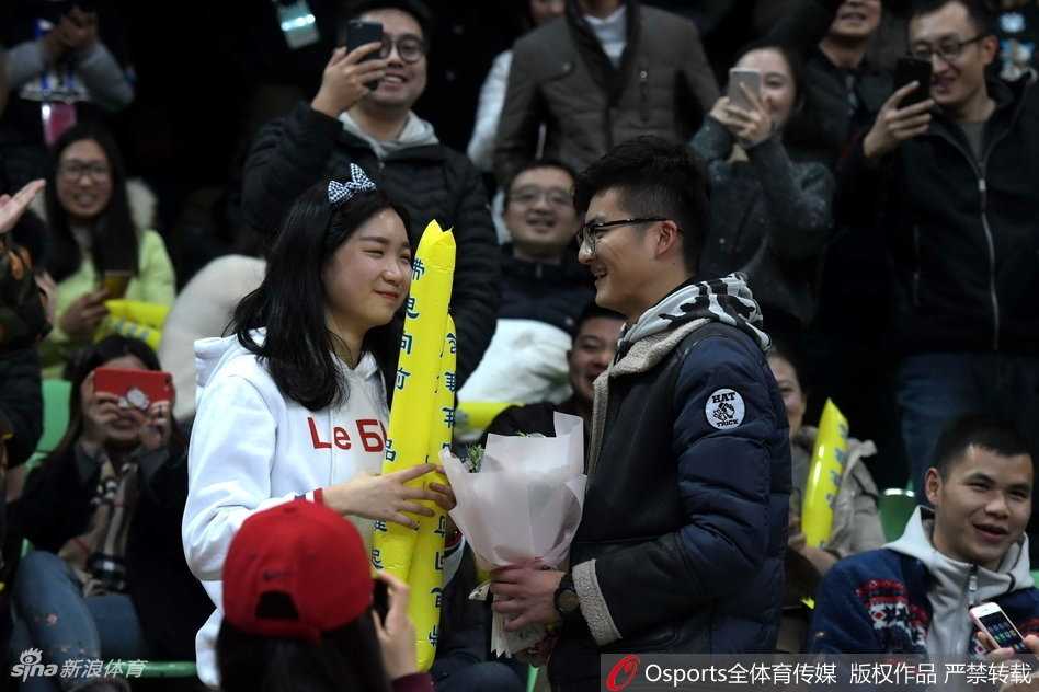 女孩面对这突如其来的幸福，惊喜地捂住了嘴巴，眼中闪烁着感动的泪光。在周围球迷整齐划一的“答应他”的欢呼声中，她含笑点头，接受了这份在篮球圣地许下的爱的承诺。