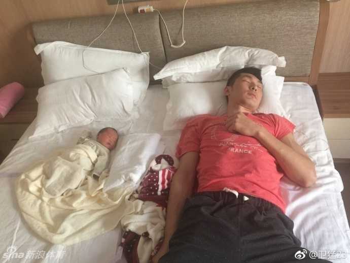 铁汉柔情 辽篮冠军中锋卫猛喜得贵子 怀抱幼子画面温馨 小宝宝躺在柔软的毯子上,小手微微张开,仿佛想要抓住什么。卫猛在一旁温柔地看着,这双在球场上抢篮板的大手,此刻只想给予孩子最温暖的守护。