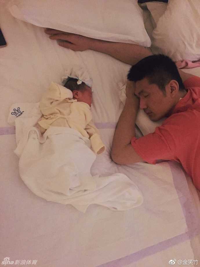 铁汉柔情 辽篮冠军中锋卫猛喜得贵子 怀抱幼子画面温馨 初为人父的卫猛,温柔地怀抱着刚出生的儿子,他凝视着小宝贝的眼神里满是藏不住的疼爱,小家伙安静地睡着,画面宁静而美好。