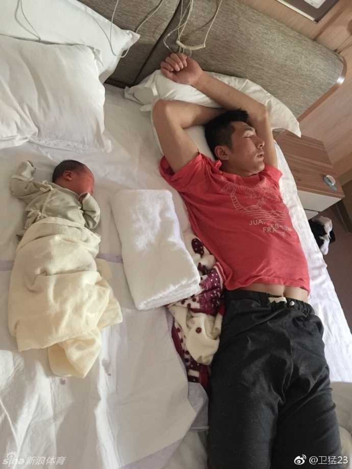 铁汉柔情 辽篮冠军中锋卫猛喜得贵子 怀抱幼子画面温馨 卫猛轻轻亲吻儿子的额头,小家伙肉嘟嘟的脸蛋让人心生喜爱。这一刻,球场的喧嚣远去,只剩下父子间最纯粹的情感交流,画面感人至深。