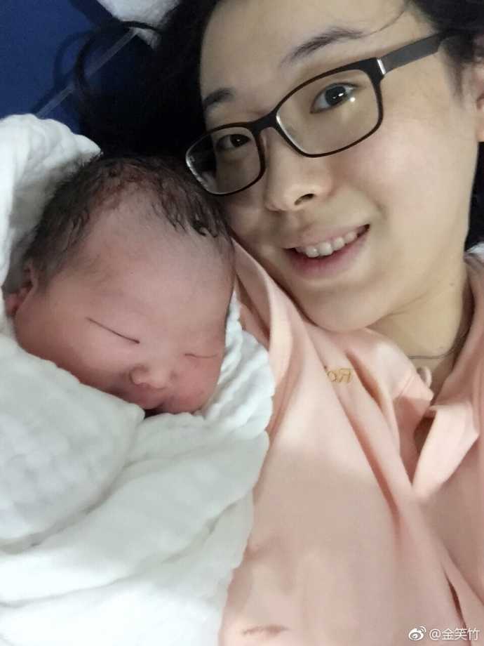 铁汉柔情 辽篮冠军中锋卫猛喜得贵子 怀抱幼子画面温馨 卫猛单手轻轻托起儿子,小家伙好奇地望向镜头,一双明亮的眼睛显得格外有神。卫猛脸上露出欣慰的笑容,仿佛在向世界宣告自己成为父亲的骄傲。