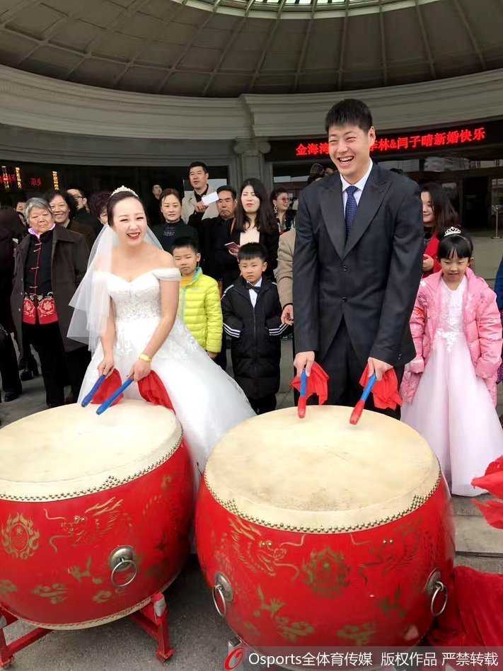 铁汉柔情山东男篮内线悍将李林烟台大婚兄弟情谊点亮幸福时刻 四位伴郎李敬宇、许家晗、李泓翰和杨越身着深色修身西装,身姿挺拔如松,嘴角挂着浅浅的笑意,帅气逼人,堪称CBA赛场上走出的颜值天团。