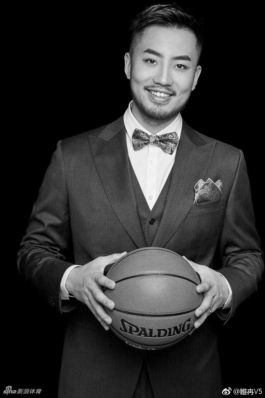 铁汉柔情美髯公睢冉携娇妻定格幸福瞬间婚纱照尽显恩爱 新娘一袭华丽白纱,身材高挑曼妙,睢冉在一旁深情注视,眼中满是欣赏与爱意,这一瞬间的美好被镜头永恒定格。