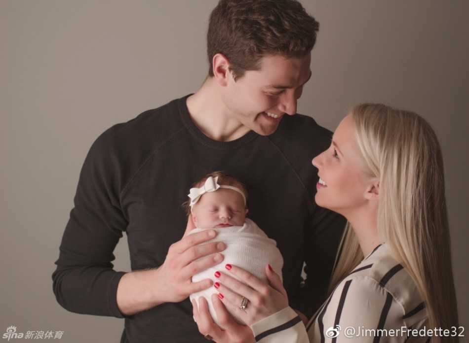 铁汉柔情,寂寞大神的第一张全家福 温馨的卧室里,弗雷戴特和妻子 Whitney 将女儿护在中间,两人的目光温柔地交汇,仿佛在无声地交流着对这个小家庭未来的无限憧憬。