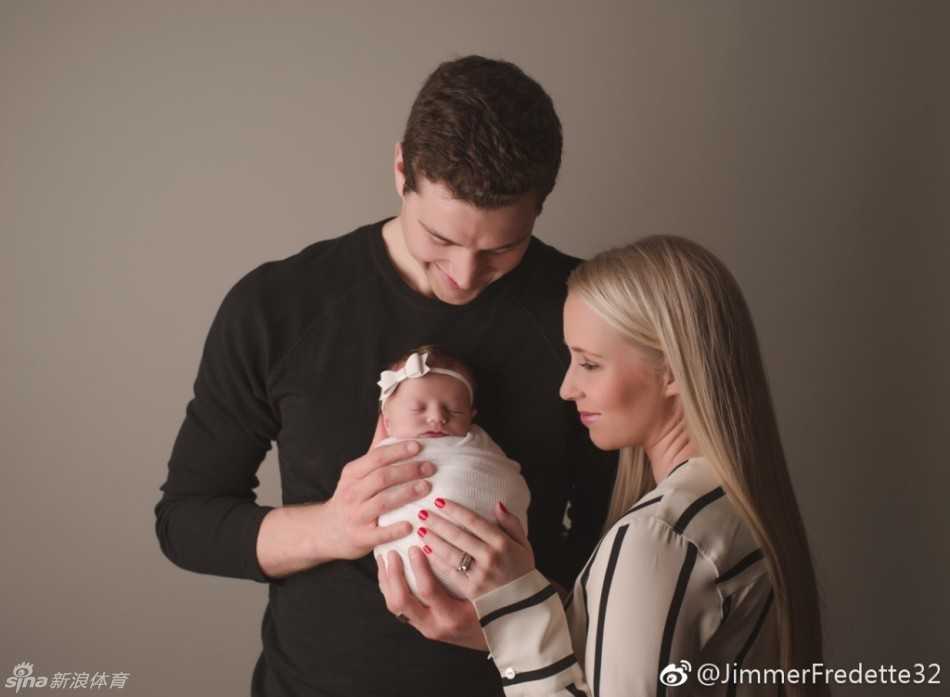 铁汉柔情,寂寞大神的第一张全家福 一家三口依偎在沙发上,穿着简约的家居服,笑容灿烂而自然。这是属于他们最私密也最幸福的时刻,记录下了“寂寞大神”身份之外,作为普通丈夫和父亲的真实幸福。