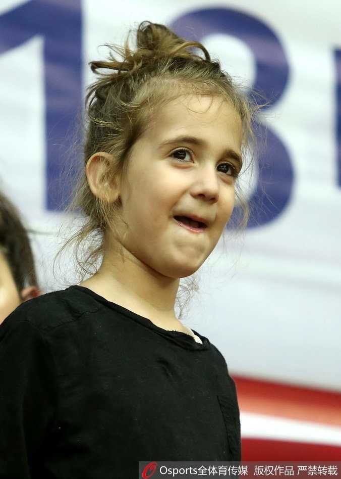 铁汉柔情:希腊中锋博洛西斯的篮球征途与场边最暖注视 赛后离场时,博洛西斯抱起女儿,妻子伴随身旁,一家三口在球馆通道里享受着温馨的团聚时刻。