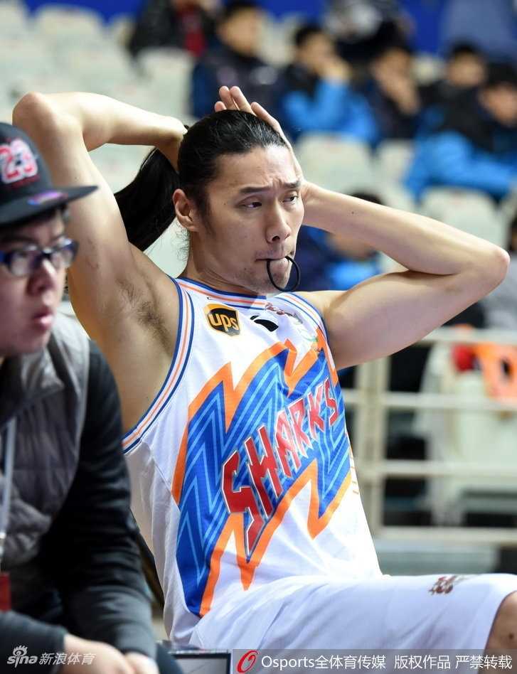 铁汉柔情:曾文鼎场边扎辫记 辫子逐渐成型,曾文鼎微微皱眉,仔细调整着每一个细节,那副严谨又投入的模样,让人忍俊不禁。