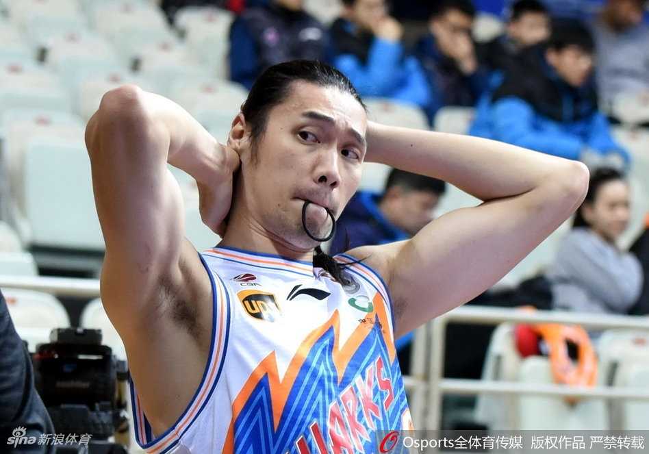 铁汉柔情:曾文鼎场边扎辫记 曾文鼎的手指灵活地穿梭在发丝间,脸上露出一丝顽皮的笑容,仿佛在创作一件得意的艺术品,完全忘记了身旁激烈的比赛。