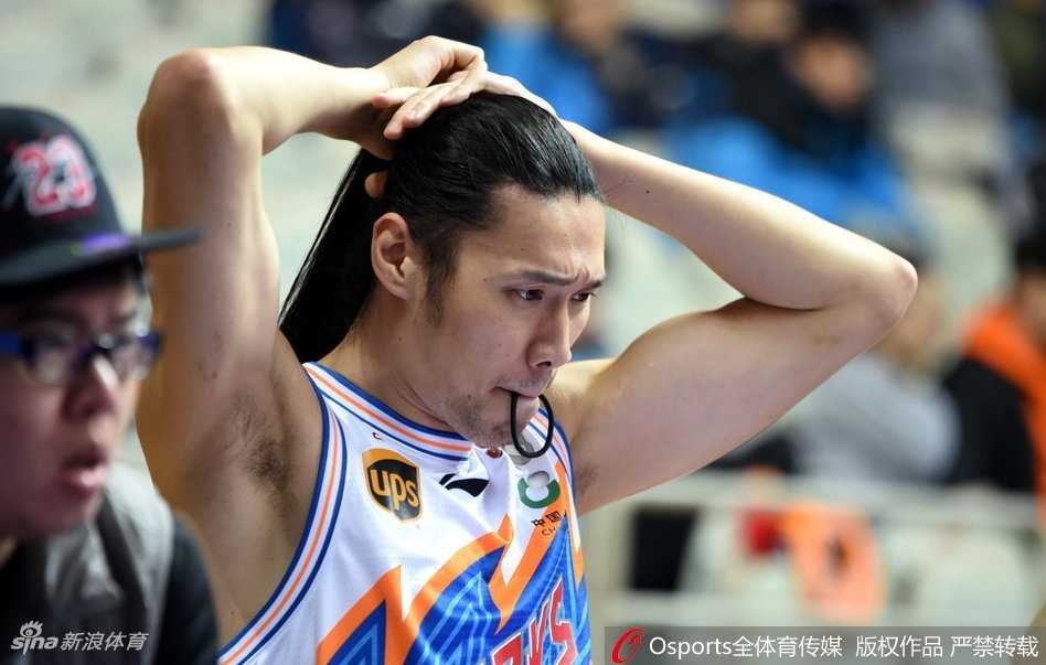 铁汉柔情:曾文鼎场边扎辫记 作品完成!曾文鼎看着自己的‘杰作’,脸上绽放出孩子般纯真又得意的笑容,仿佛赢得了比比赛胜利更令他满足的快乐。