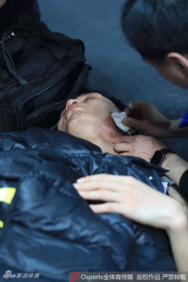 铁血军旅铸就的硬汉本色 受伤后的许钟豪眼神坚毅,任由队医在血肉模糊的眉骨处穿针引线,剧痛之下眉头紧锁却一声不吭,尽显硬汉本色。