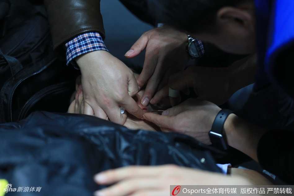 铁血军旅铸就的硬汉本色 许钟豪带伤重返赛场,头上的纱布格外醒目,他用实际行动告诉所有人,只要还能站在场上,就绝不会向伤病低头。