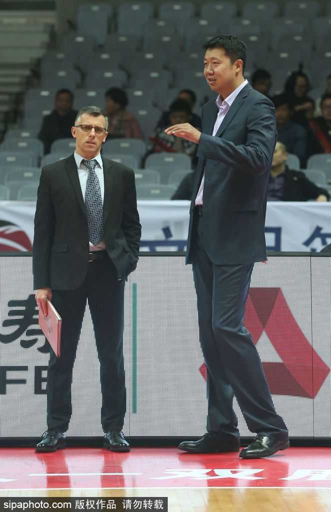 铁血军魂犹在,大郅温情暖甬城:八一迎战同曦赛前特写 身着运动外套的王治郅,在赛前热身时侧身倾听小兄弟讲话,眼神中满是老大哥的关怀与鼓励,仿佛在传授赛场心得。