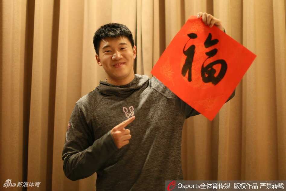 铁血军魂迎新岁 八一男篮拜大年!雷蒙领衔众将镜头前送暖意 几个年轻的队员在镜头前搞怪互动,没有了赛场的严肃,他们就像普通的大男孩一样互相打趣。这种轻松的氛围感染了在场的每一个人,也让球迷看到了这支“铁军”柔情的一面。在备战间隙的这份欢乐,正是对“新春快乐”这四个字最生动的诠释。