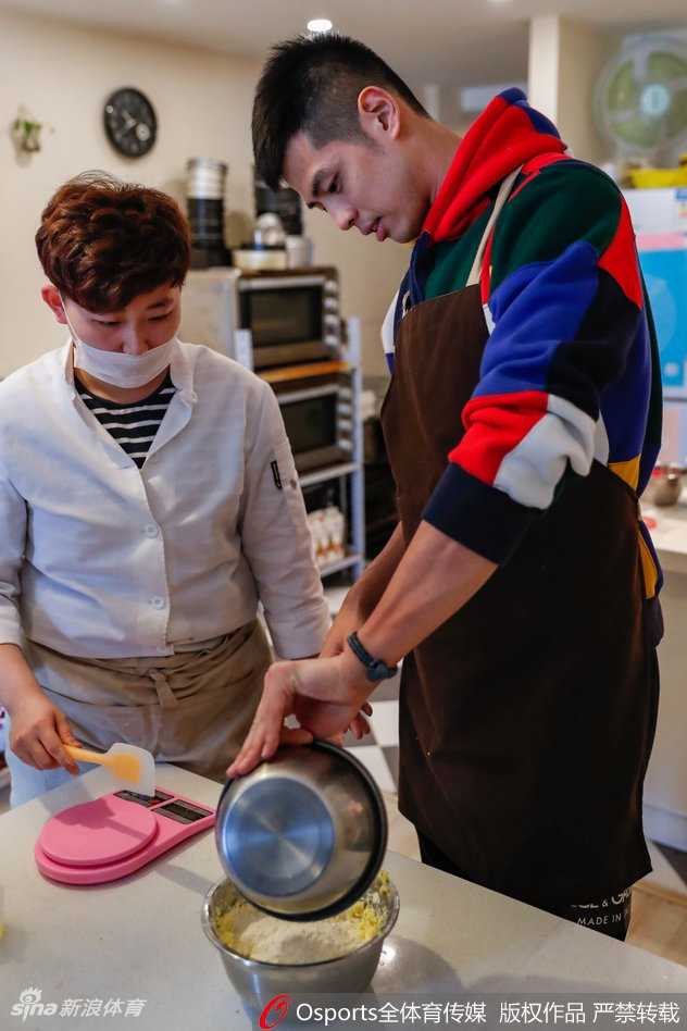 铁血后卫的柔情烘焙方硕情人节为球迷手作甜蜜饼干 案板上摆满了已经制作完成的爱心饼干,方硕双手轻抚桌面,看着自己的劳动成果,眼神中满是温柔与期待。