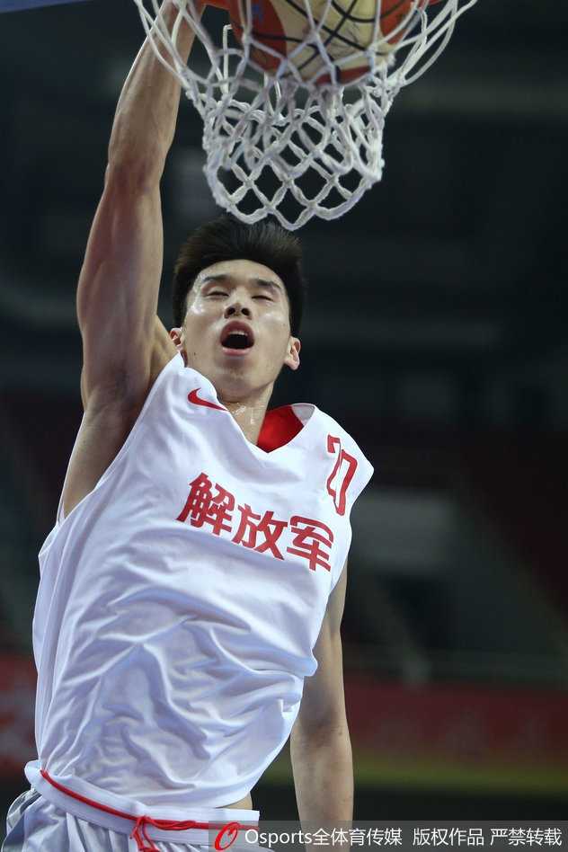 窒息防守：西热力江与队友祭出双人包夹，对手寸步难行