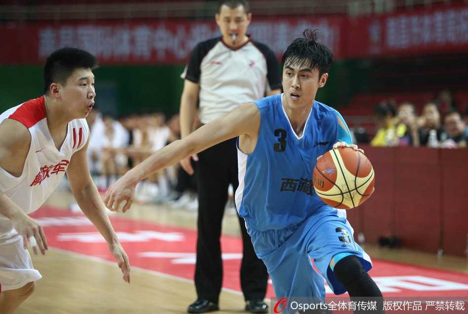 青春风暴：王子瑞跃起上篮，灵动身姿划破长空
