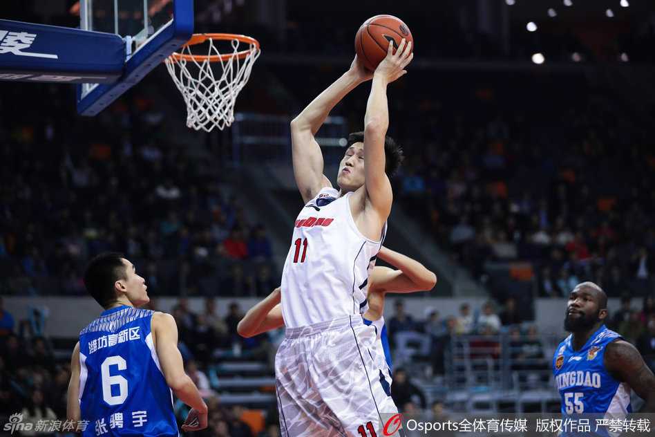 铁血战场与柔情目光:2017 CBA赛季的那些难忘瞬间 张骋宇持球突破,眼神坚定,他在关键时刻敢于承担责任,是青岛队本土球员的中流砥柱。