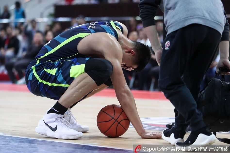 带伤作战的易建联在进攻端威力不减，他利用节奏变化过掉防守人，直杀篮下。尽管对手试图用犯规阻挡，但阿联依然在空中保持平衡，强行将球送入篮筐，展现出顶级的核心力量。