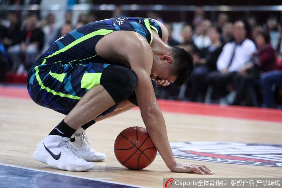 队医全神贯注地为易建联检查眼部伤势，灯光下可以看到阿联的眼角已微微泛红。他强忍着不适，配合着队医的治疗，身边的替补席显得格外安静，所有人都为他的状况捏一把汗。