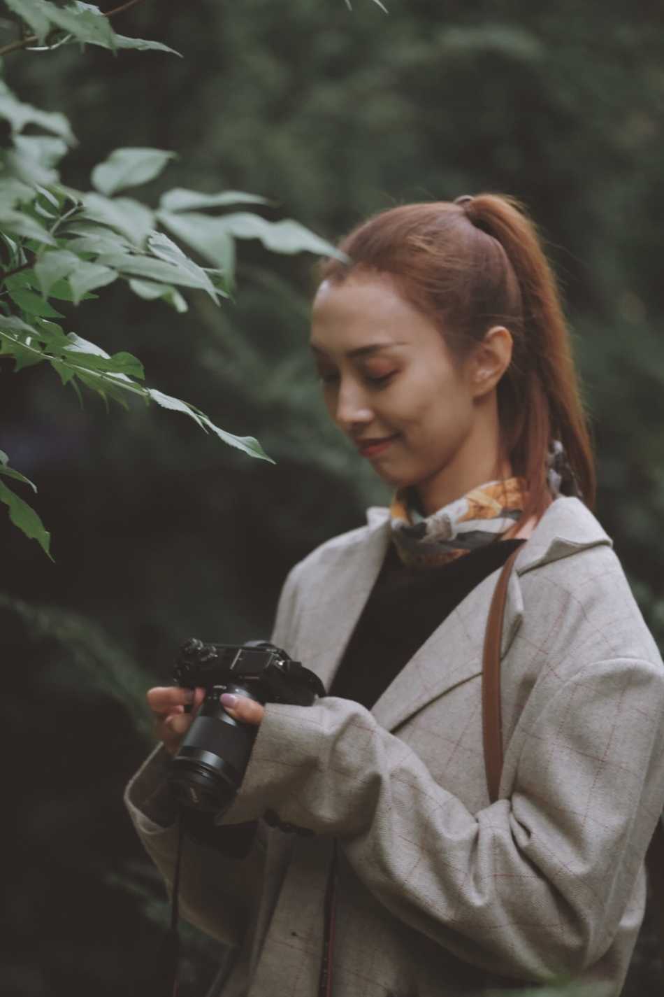 李晓旭爱妻身着素雅长裙，在静谧的咖啡馆中低眉浅笑，文艺气息十足