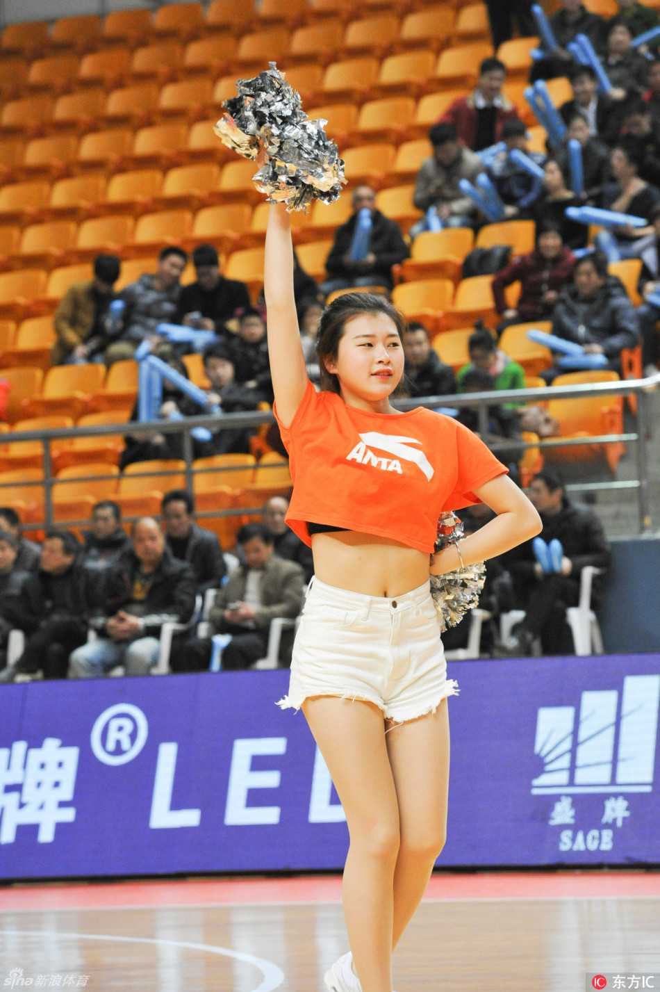 铁血玫瑰与热舞青春:二〇一七赛季WCBA半决赛八一沈部生死战场边最靓风景 一位单膝跪地的宝贝将花球举过头顶,身后的队友张开双臂如凤凰展翅,她们的身影恰好与场馆大屏幕上“宁波主场”的字样重叠,构成一幅力与美交融的画面。