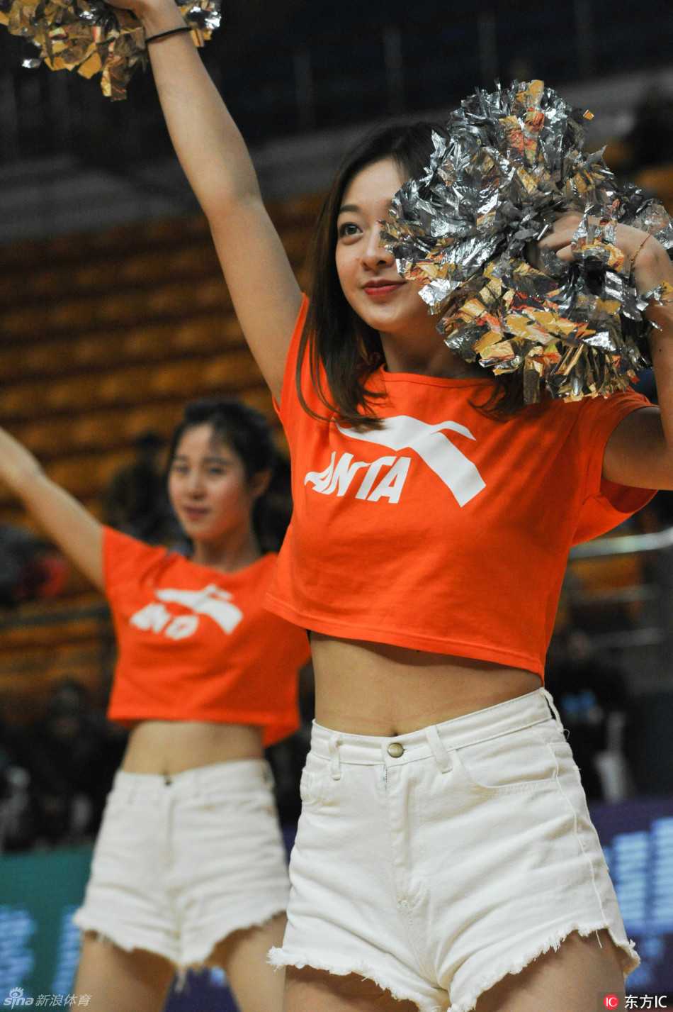 铁血玫瑰与热舞青春:二〇一七赛季WCBA半决赛八一沈部生死战场边最靓风景 暂停间隙,拉拉队员们在八一女篮替补席前方摆出高难度托举造型,红色与金色的队服交相辉映,她们用身体语言告诉姑娘们:你们背后有整座城市的呐喊。