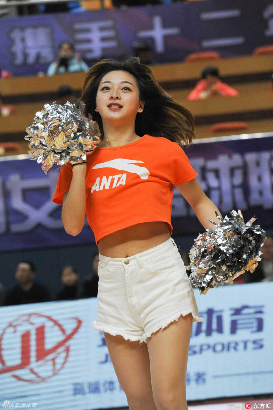 铁血玫瑰与热舞青春:二〇一七赛季WCBA半决赛八一沈部生死战场边最靓风景 宝贝们背对镜头排成一列,双手举过头顶比出心形,观众席上挥舞的荧光棒汇成粉色海洋,她们用青春活力为这场军旅德比涂抹上最温柔的底色。