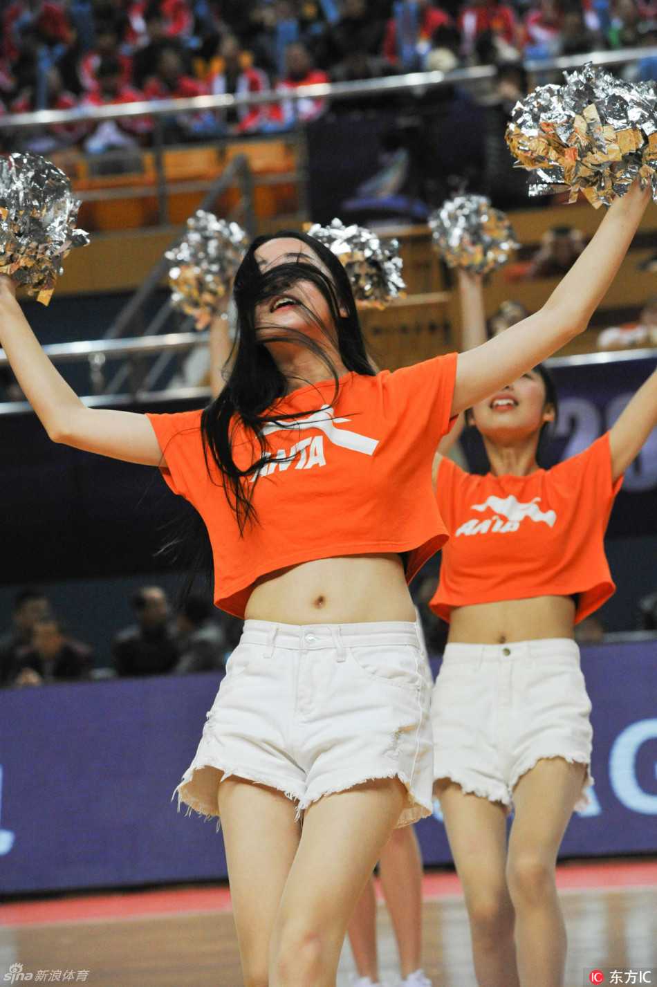 铁血玫瑰与热舞青春:二〇一七赛季WCBA半决赛八一沈部生死战场边最靓风景 终场哨响前的最后一次死球,拉拉队队长带领全员向看台抛洒签名小球,镜头定格在一位腾空跃起的宝贝身上,她飞扬的发丝仿佛还带着比赛最后关头的紧张余温。