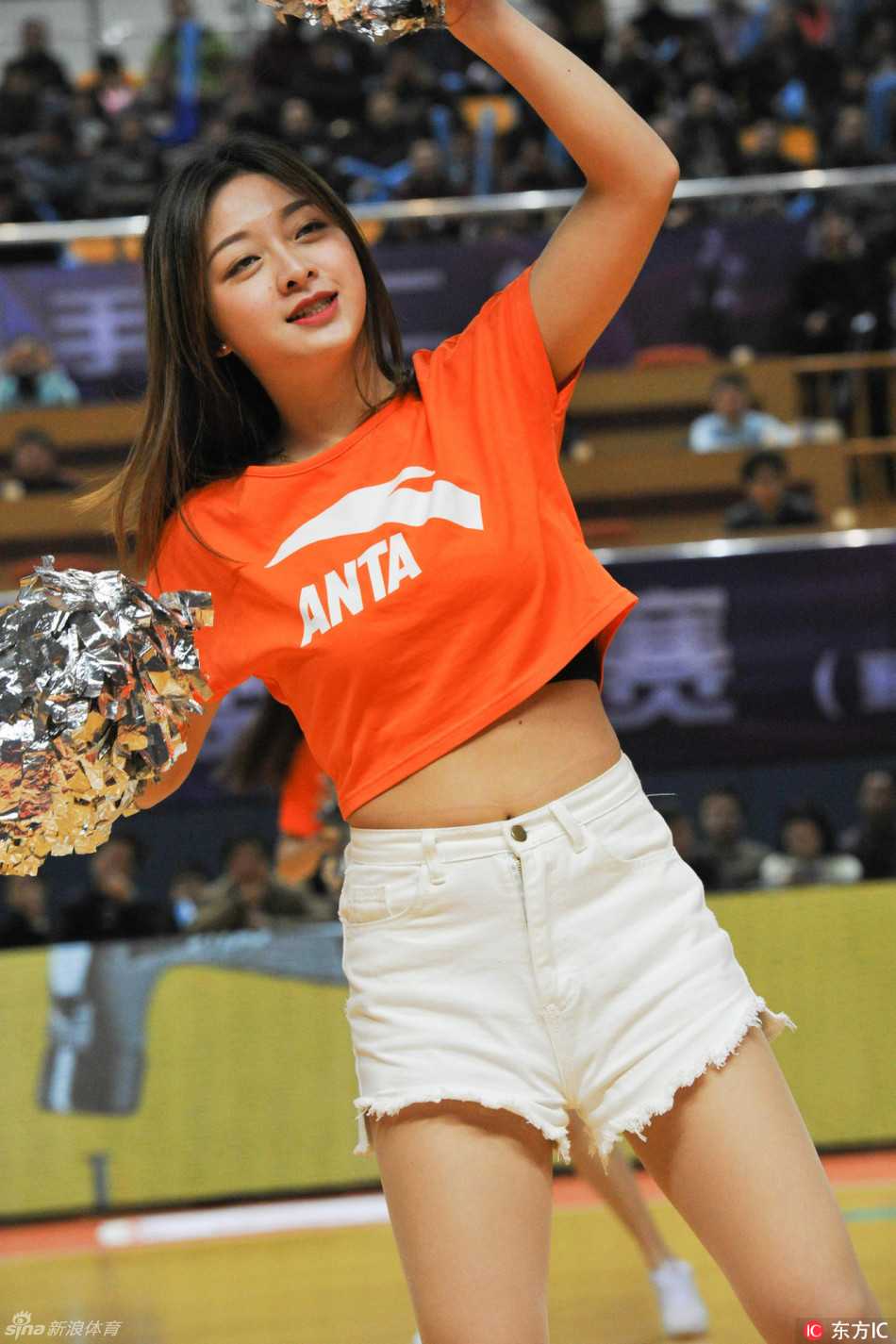 铁血玫瑰与热舞青春:二〇一七赛季WCBA半决赛八一沈部生死战场边最靓风景 赛后球员离场,拉拉队宝贝们仍留在场地中央向最后散场的球迷挥手致意,她们的身影被灯光拉长,与场地中央的WCBA标志一起,定格成二零一七年春天最动人的篮球记忆。