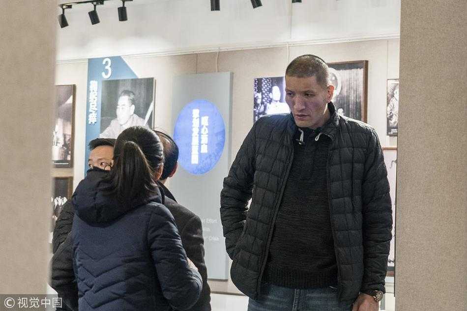 铁血篮臣仰高风:巴特尔静思周恩来纪念馆 巴特尔凝视着周恩来总理的汉白玉坐像,目光深邃,仿佛在跨越时空的敬意中找寻初心