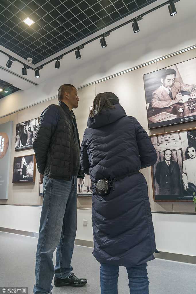 铁血篮臣仰高风:巴特尔静思周恩来纪念馆 巴特尔结束瞻仰后步出纪念馆,冬日暖阳洒在他身上,这一刻他不仅是一位篮球巨星,更是一位虔诚的追思者