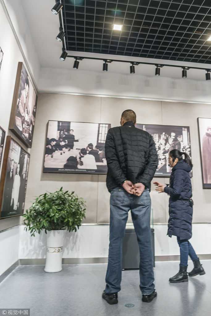 铁血篮臣仰高风:巴特尔静思周恩来纪念馆 在周恩来遗物陈列馆附近,巴特尔神情肃穆地看向远方,背景是仿北京中南海西花厅的建筑一角