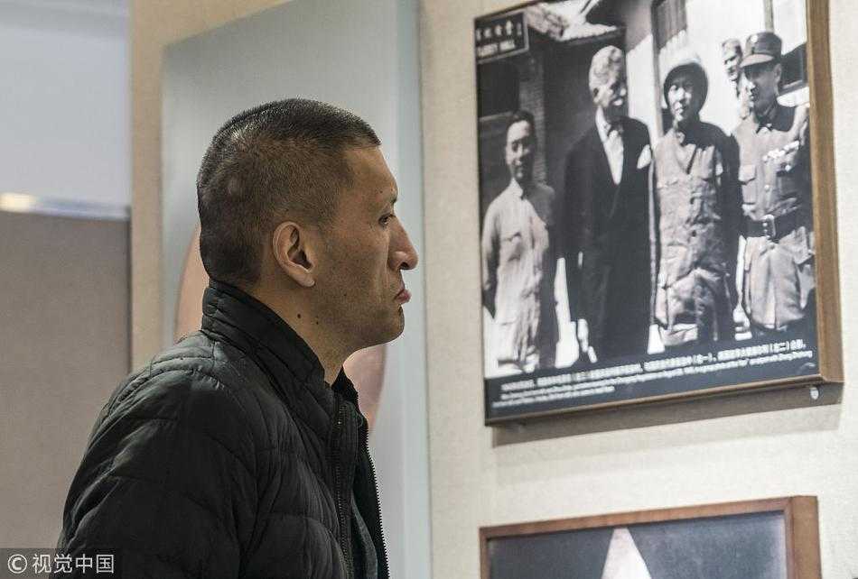 铁血篮臣仰高风:巴特尔静思周恩来纪念馆 篮球巨人巴特尔在周恩来纪念馆主馆前驻足,高大的身影与肃穆的建筑构成一幅刚柔并济的画面