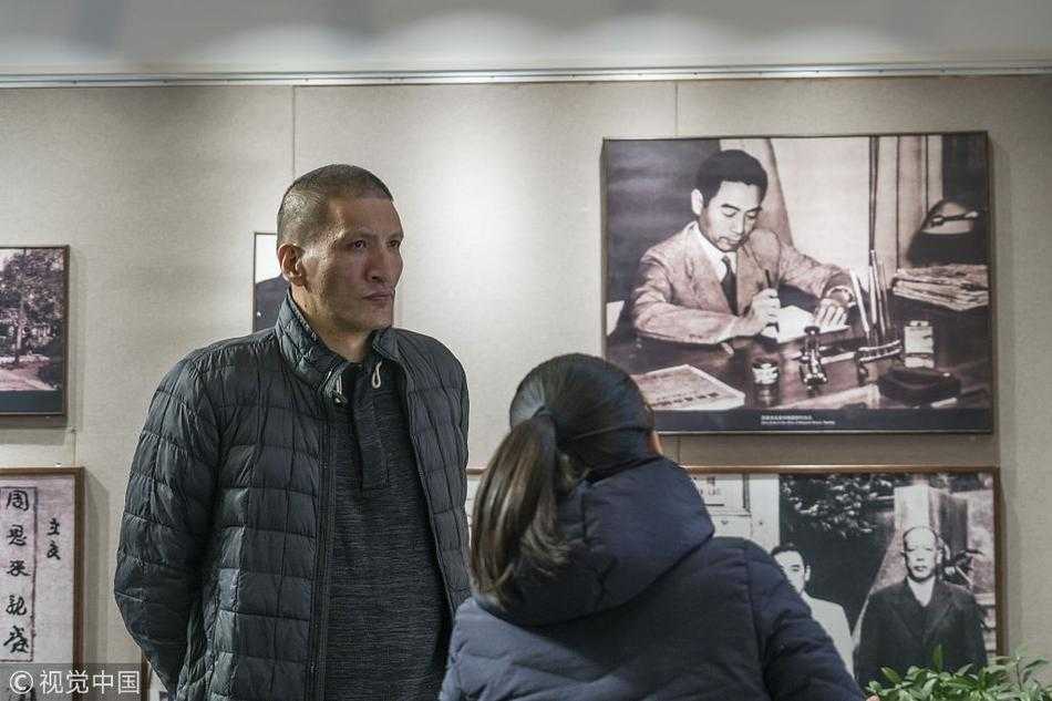 铁血篮臣仰高风:巴特尔静思周恩来纪念馆 从高处俯瞰,巴特尔一行人行走在周恩来纪念馆的中轴线上,两侧剑碑无言,见证着这份来自体坛的敬意