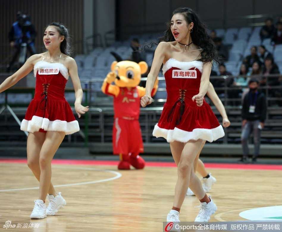 八一队主场灯光下，篮球宝贝们身着亮色表演服，整齐划一地跃起，发丝在空中划出活力的弧线，笑容如阳光般灿烂，瞬间点燃了整个雅戈尔体育馆的激情。