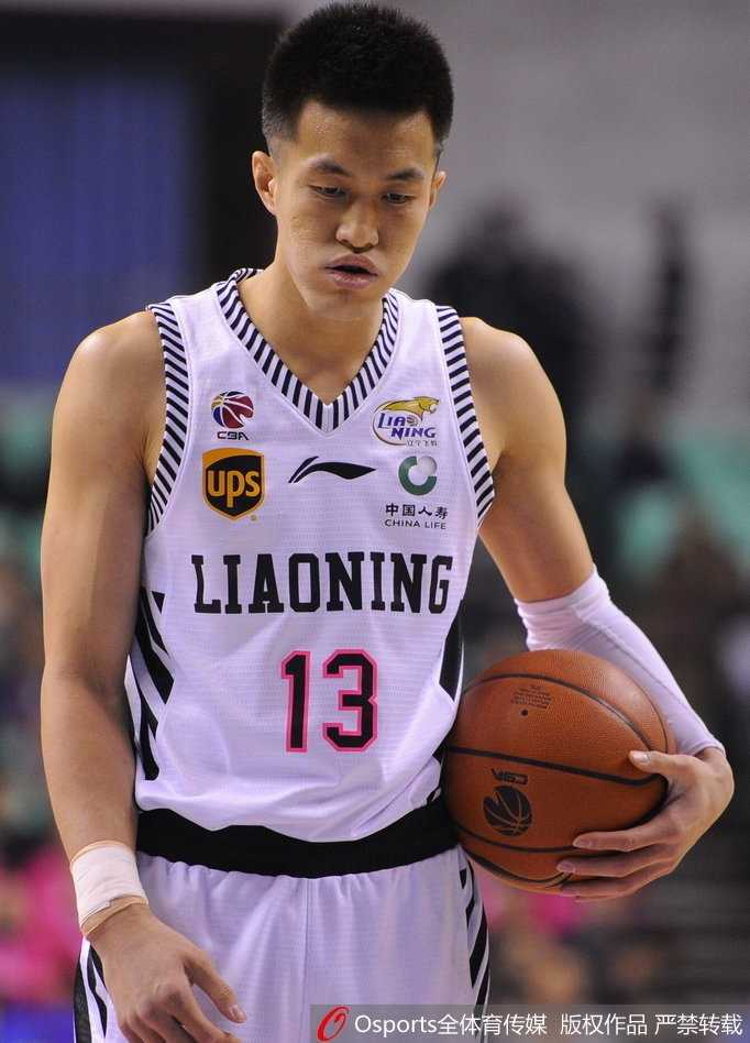 铁血鏖战与神奇绝杀:回首CBA第25轮光影传奇 哈德森加时赛关键时刻持球突破,眼神如刀般锋利,他全场扛起球队在泥泞中前行,用一记记冷血罚球为辽宁队保住胜果。