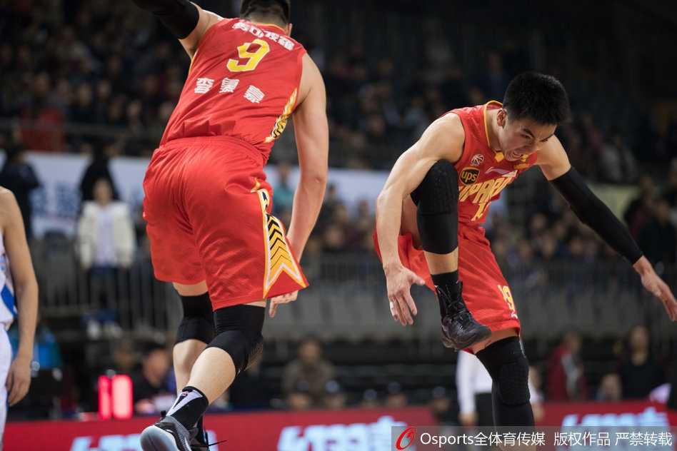 铁血鏖战与神奇绝杀:回首CBA第25轮光影传奇 深圳队萨林杰篮下背身强打肯帝亚内线,肌肉碰撞的瞬间力量感爆棚,他此役狂砍29分13篮板,用统治级表现捍卫了禁区。