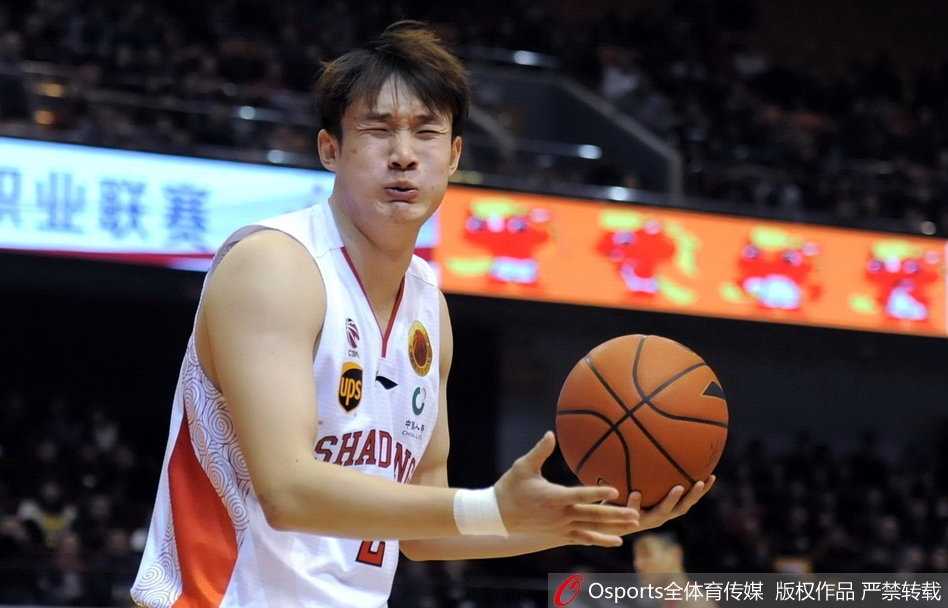 铁血鏖战与神奇绝杀:回首CBA第25轮光影传奇 同曦外援帕戈在加时赛中强行上篮,面对辽宁双人夹击身体完全扭曲,鞋底几乎磨穿,这奋不顾身的一球诠释了黑马的倔强与不屈。