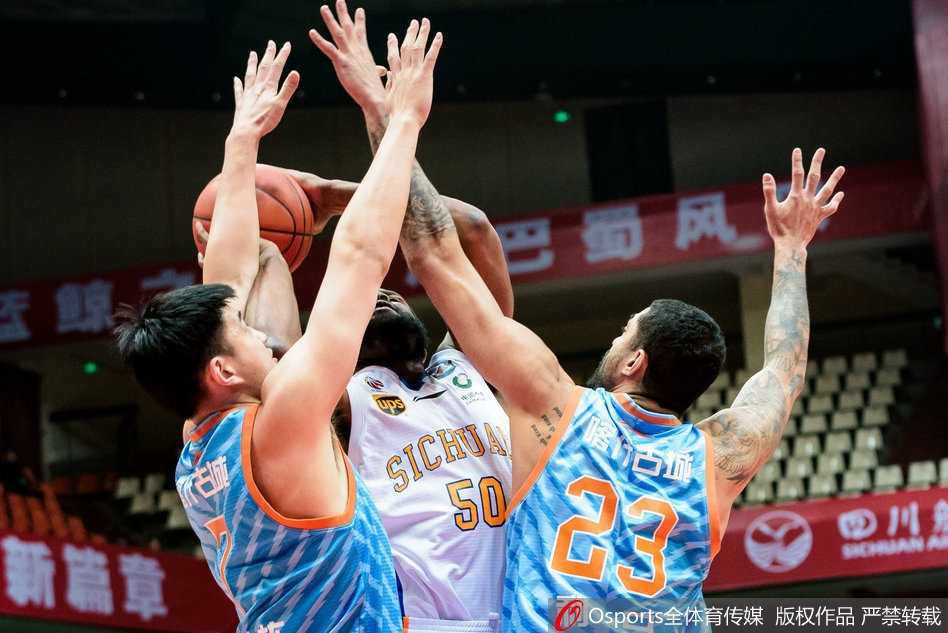 铁血鏖战与神奇绝杀:回首CBA第25轮光影传奇 江苏肯帝亚外援布鲁克斯三分线外自信出手,篮球在空中划过优美弧线,尽管空砍34分,但他的飘逸球风仍是本轮最亮眼的风景。