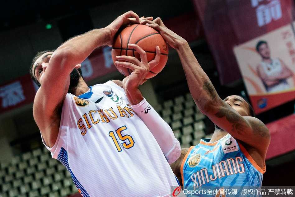 铁血鏖战与神奇绝杀:回首CBA第25轮光影传奇 北控老将马布里运球疾走,湿透的球衣紧贴胸膛,39岁的他用一次次突击撕碎上海防线,这一刻时光仿佛倒流回他无所不能的年代。