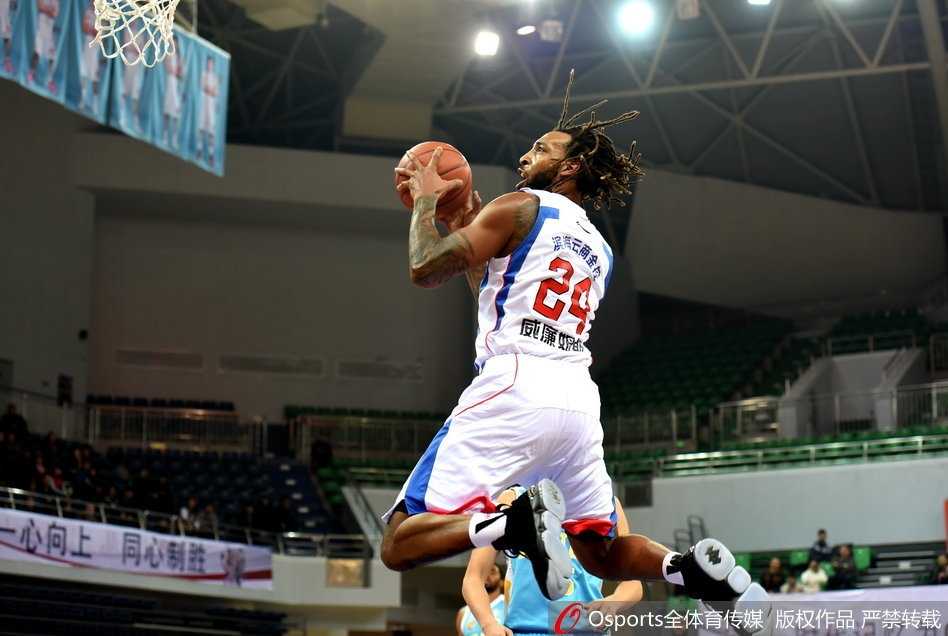 铁血鏖战与神奇绝杀:回首CBA第25轮光影传奇 易建联在军粤大战中单手劈扣,八一队员虽奋力封盖却鞭长莫及,这石破天惊的一扣不仅是得分,更是对传统霸主尊严的捍卫。