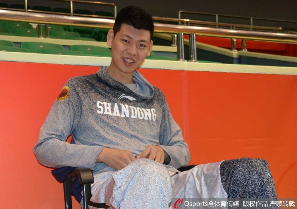 铁血队长的拄拐身影:睢冉伤停期心系山东男篮,三连客前现身训练场送行 训练结束后,睢冉拄着拐杖缓缓走向场边,队友们从他身边跑过,他依然面带微笑,这支球队的团结和他在队中的特殊地位在这一刻展现得淋漓尽致。