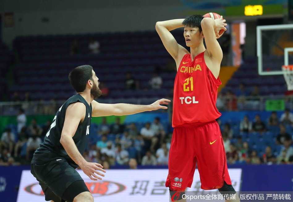 队长周鹏眼神坚毅，他在三分线外果断出手，皮球划出一道美妙的弧线直钻网窝，这一球彻底击碎了新西兰队追分的希望。