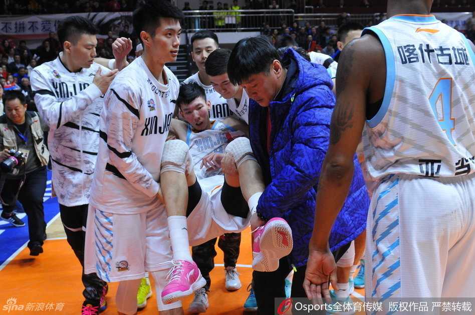 铁血防线与意外伤退:新疆主场力克山东的季后赛经典之战 西热力江眼神如刀,如同橡皮膏药般死死缠住丁彦雨航,肌肉碰撞的火花在空气中弥漫。