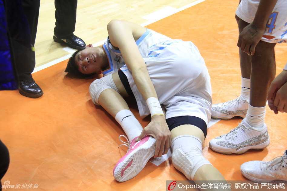 铁血防线与意外伤退:新疆主场力克山东的季后赛经典之战 丁彦雨航在重重包围中强行突破,面对补防失去平衡却依然将球送入篮筐,强硬打成霸气2+1。