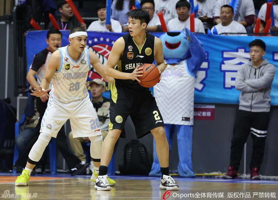 铁血防线与意外伤退:新疆主场力克山东的季后赛经典之战 山东硬汉吴轲篮下强起上篮,却遭遇新疆内线群遮天蔽日的封堵,皮球无奈划过篮筐宣告进攻受阻。