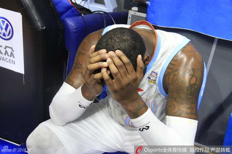 铁血防线与意外伤退:新疆主场力克山东的季后赛经典之战 周琦在罚球线上稳稳命中罚球,眼神坚毅,但随后便被队友合力抬出场外,背影写满落寞。