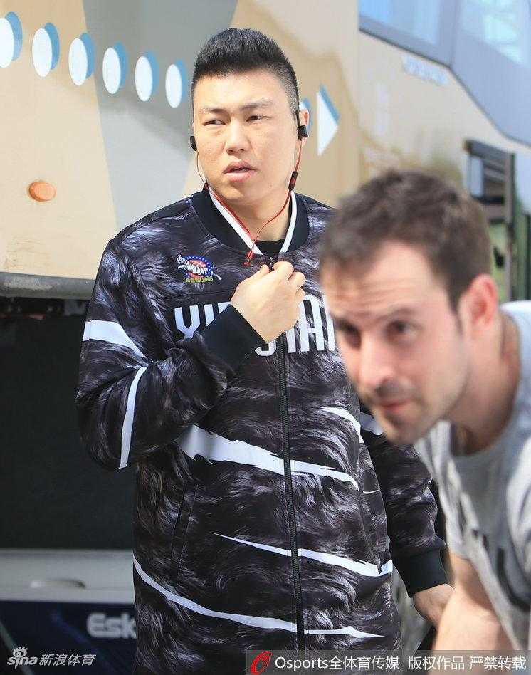 亚当斯在训练中控球组织，表情专注，作为总决赛MVP的他正全力以赴带领球队冲击队史首冠。