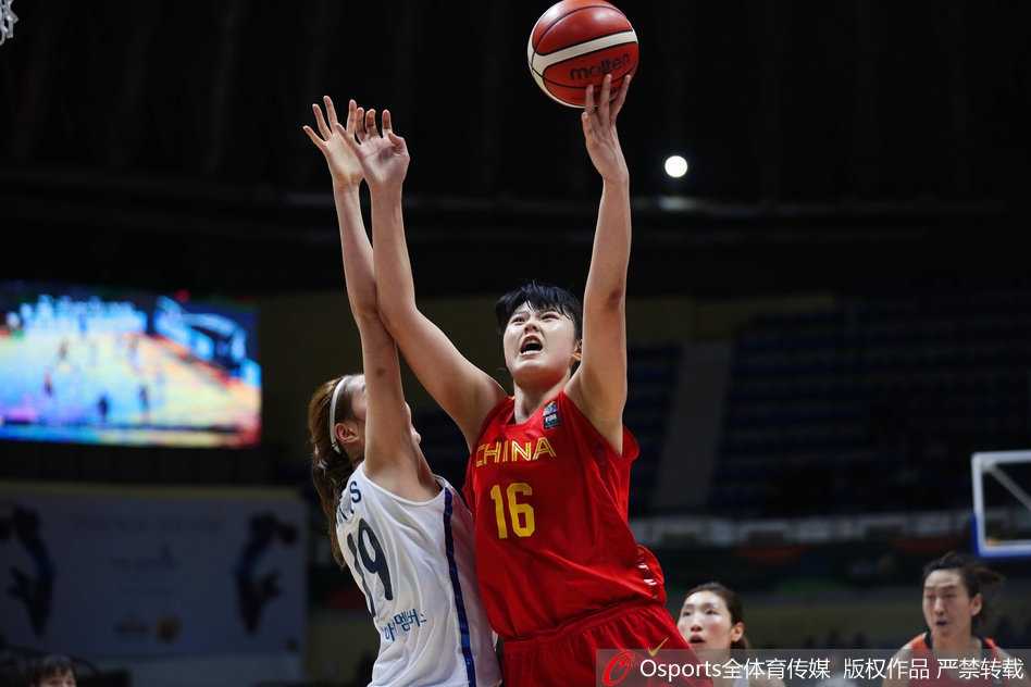 邵婷在高速反击中如利刃般突破韩国队的防线，她轻盈的步伐与坚定的神情，象征着这支年轻中国女篮无畏前行的勇气与速度。