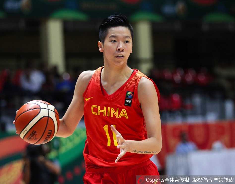 李月汝在韩国队多人围堵下依然强硬摘下前场篮板，她强壮的身躯像一座铁塔，稳稳地将球控制在手中，展现了中国女篮在内线的绝对统治力。